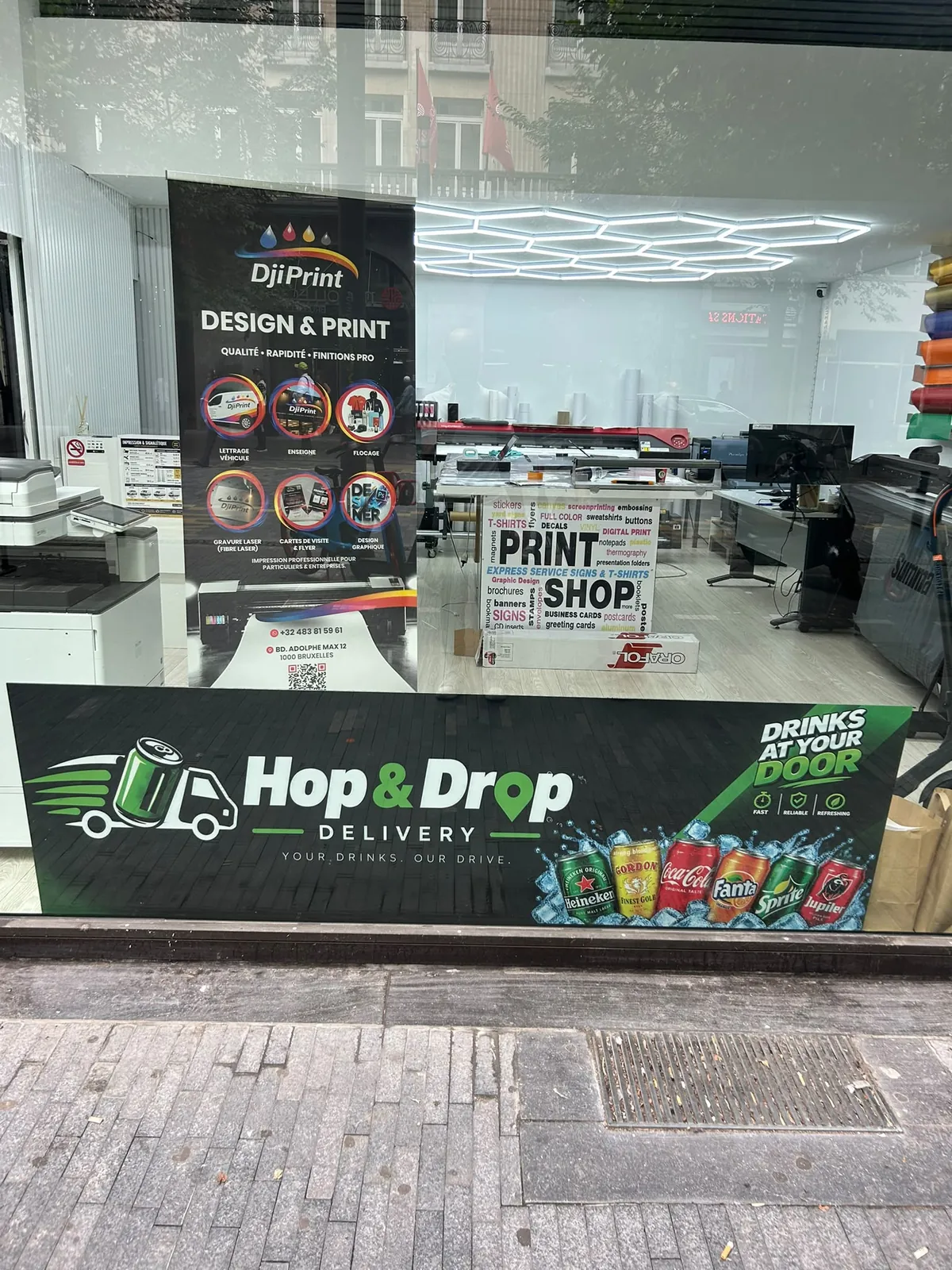 Habillage de vitrine adhésif réalisé par DjiPrint